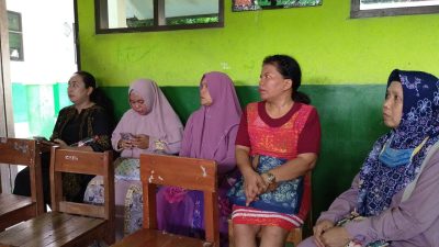 Orang tua siswa SD N Karang Satria 05 Tambun Bekasi. Foto : ht