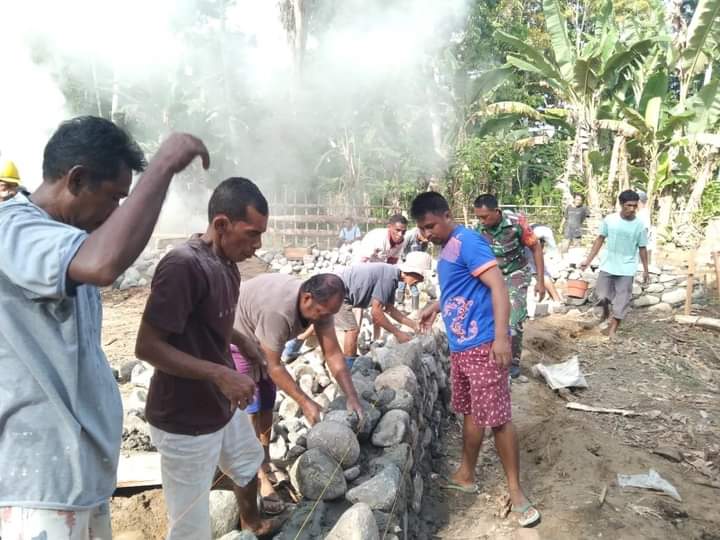 Babinsa Bantu Warga Bangun Pondasi Rumah