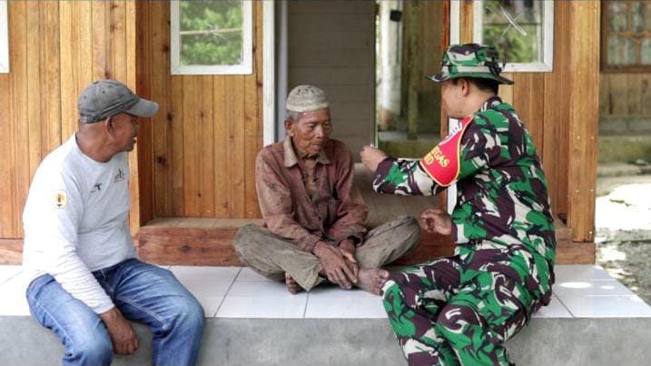 Dansatgas TMMD ke-116 Kodim 1002/HST Serahkan Alat Bantu Pendengaran