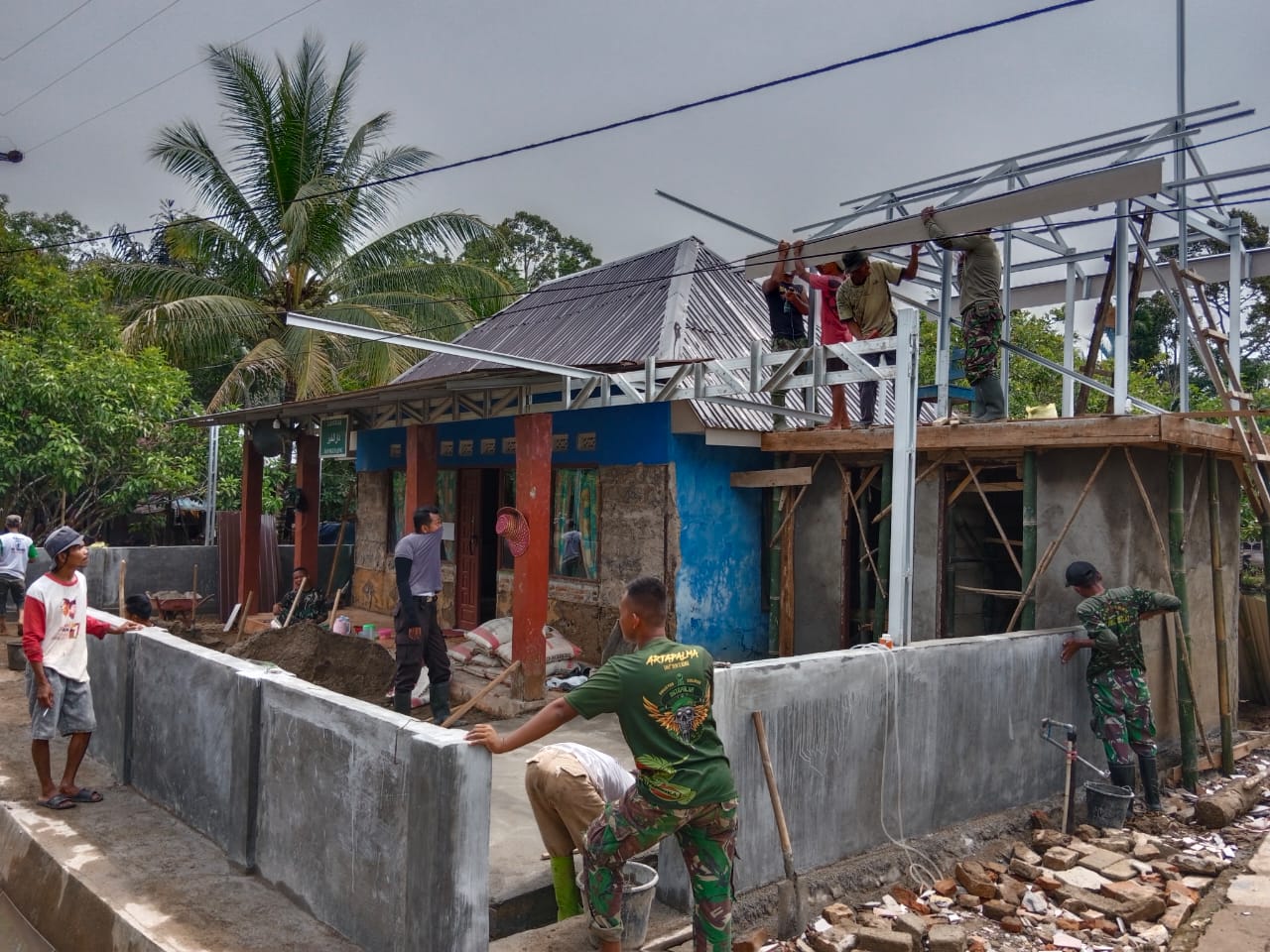 Progres Pemasangan Rangka Atap Teras dan Mushola Darul Iman